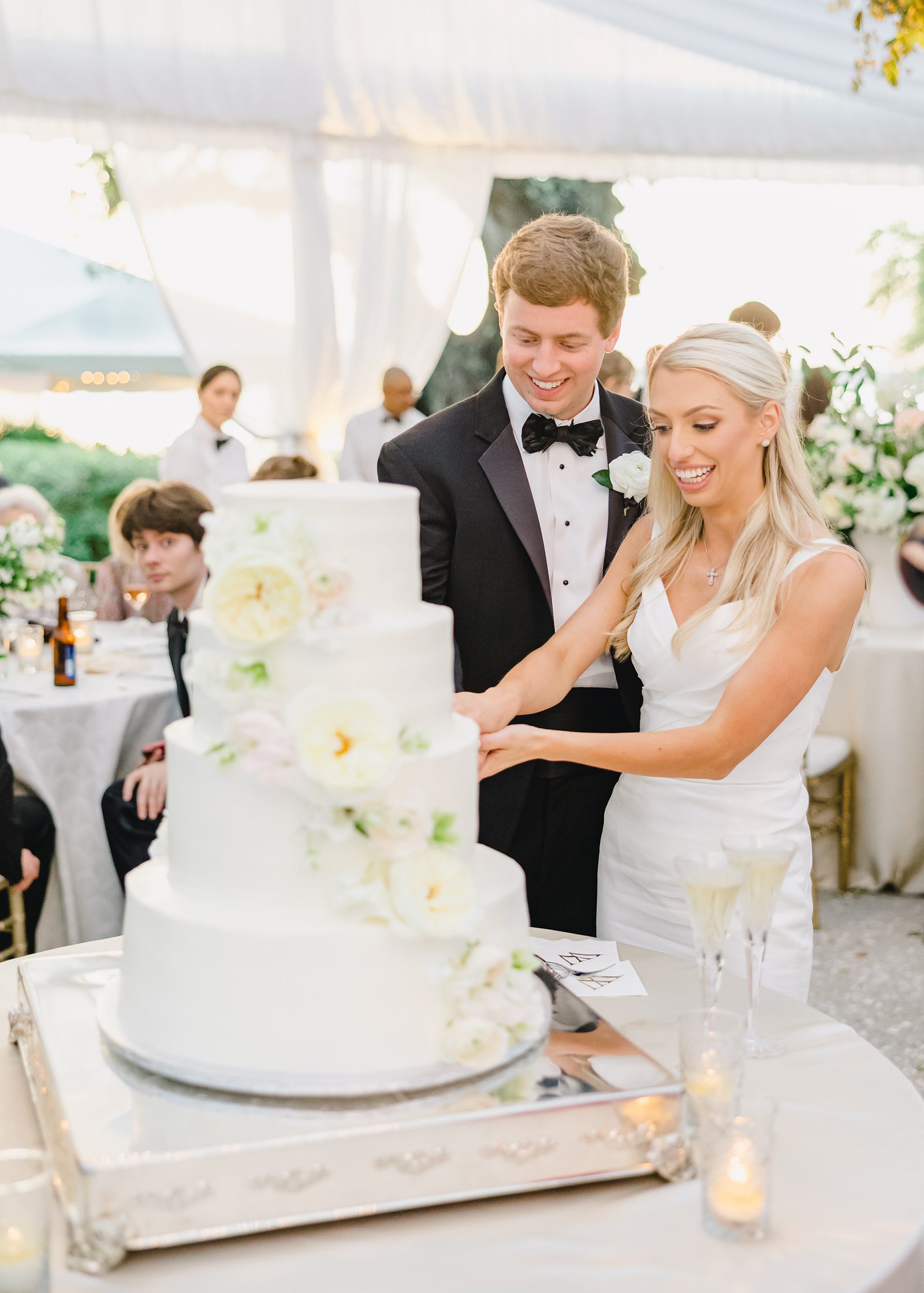 bride and groom cut the cake at Lowndes Grove wedding
